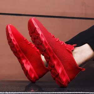 Primo piano delle sneakers basse fly-knit rosso vibrante per l'attività sportiva