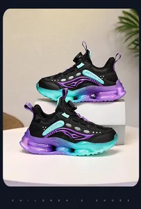 Detailansicht der Jungenturnschuhe mit lila-minzgrüner Sohle und Drehverschluss-System