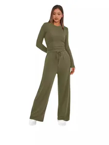 Ensemble de détente vert olive deux pièces avec haut à taille froncée et pantalon large