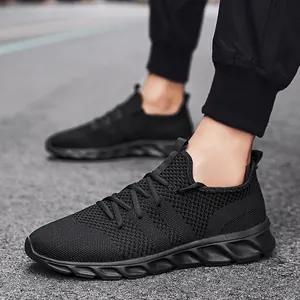 Dettaglio delle scarpe sportive traspiranti in mesh nero per uomo e donna, stile casual