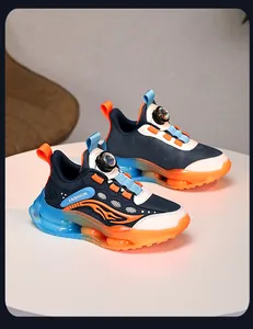Detailansicht von Jungen-Sportschuhen mit orangen Flammenmustern und blauen Sohlen.