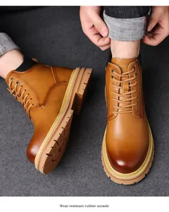 Vue détaillée de bottines Martin en cuir beige pour homme avec semelle en caoutchouc