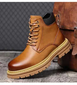 Gros plan sur les bottes de travail classiques en cuir marron pour hommes de style anglais
