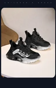 Detailansicht schwarzer Jungen-Sportschuhe mit praktischem Drehverschluss und robuster Sohle