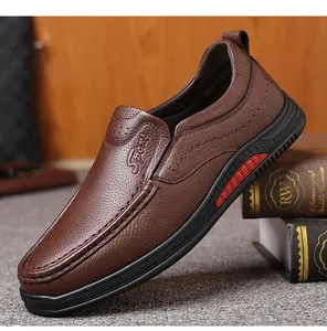 Dettaglio laterale di mocassini in pelle marrone con design slip-on