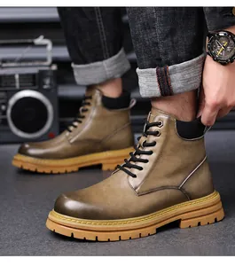 Vue de côté de bottines Martin vintage marron pour hommes à semelle épaisse