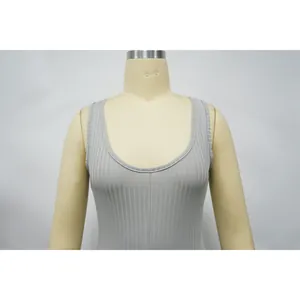 Detailansicht eines grauen hochelastischen gerippten Tanktop-Bodys auf einem Schaufensterpuppe.