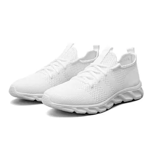 Sneaker in flyknit traspirante bianco con suola antiscivolo testurizzata
