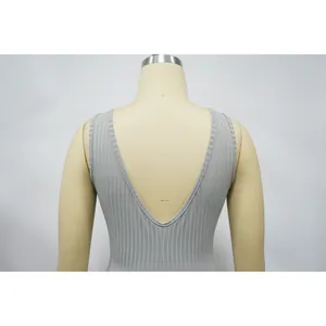 Detailansicht der Rückseite eines grauen gerippten Bodysuits mit tiefem V-Ausschnitt