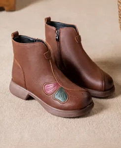 Detailansicht brauner Leder-Winterstiefel für ältere Frauen mit Blumenstickerei