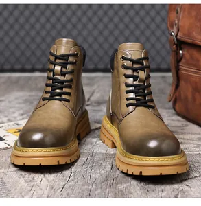 Vue détaillée des bottines Martin vintage pour hommes avec semelles épaisses brunes.
