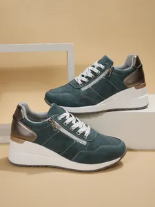 Λεπτομερής πλάγια όψη γυναικείων sneakers με πλατφόρμα σε πετρόλ χρώμα με φερμουάρ