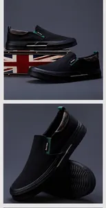 Vue détaillée des mocassins en toile noire pour hommes avec tissu texturé