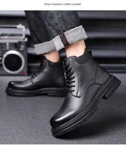 Détail de la semelle extérieure en caoutchouc résistant sur bottes Martin en cuir noir.