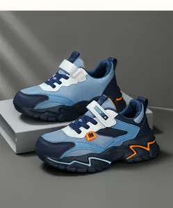 Vista detallada de zapatillas de malla para niños en azul con detalles naranjas.