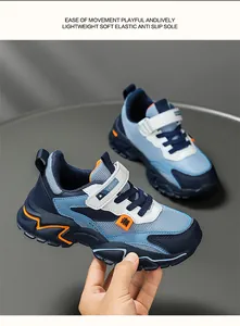 Vista detallada de zapatillas de running de malla para niños con detalles en azul