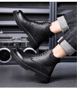 Gros plan de bottines Martin en cuir noir pour hommes avec semelles épaisses et style rétro.