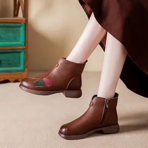 Eleganti stivaletti in pelle marrone da donna con ricamo decorativo e zip laterale