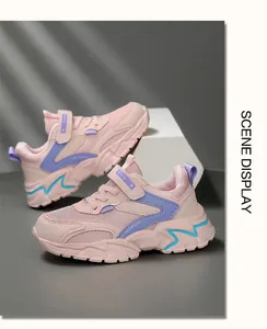 Detalle de escena de zapatillas de correr de malla transpirable rosa para niños y niñas