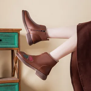 Stivaletti vintage invernali in pelle marrone da donna con suola morbida e ricamo floreale