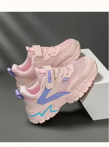 Vista detallada de las zapatillas de malla rosa para niños con detalles en lila y azul