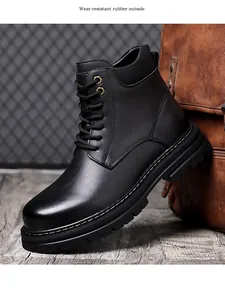 Vue détaillée des bottes Martin en cuir noir pour hommes avec semelle en caoutchouc résistant