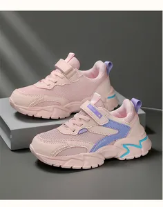 Vista detallada de zapatillas de correr de malla transpirable rosa para niños con velcro