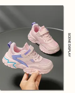 Vista detallada de zapatillas rosas para niños con malla transpirable y cierre de velcro.