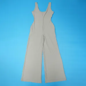 Detailansicht des grauen ärmellosen Overalls mit Rippenmuster und weitem Beinverlauf