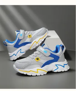 Primer plano de zapatillas deportivas infantiles con malla transpirable y detalles azules