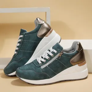 Πλάγια όψη γυναικείων sneakers με πλατφόρμα, λευκή σόλα και χάλκινες λεπτομέρειες