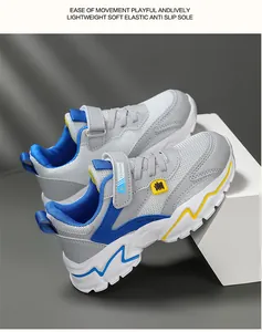 Zapatillas de malla gris para niños con detalles azules y suelas de goma ligeras aquí