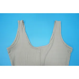 Detailaufnahme des grauen Rippstrick-Ausschnitts mit hoher elastischer Stoffstruktur.
