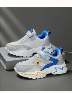 Vista lateral detallada de zapatillas de malla para niños grises con detalles en azul