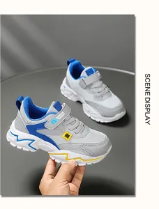 Detalle de zapatillas de malla transpirable para niños con detalles azules