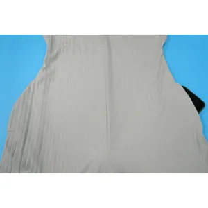 Detailansicht der grauen gerippten Stoffstruktur und Seitentasche am elastischen Overall