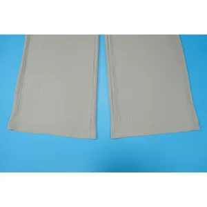 Detailansicht des Rippstoffs und Saums der hellgrauen, hochelastischen Hose.