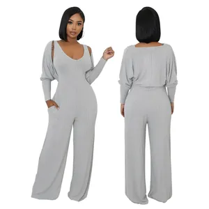 Vorder- und Rückansicht eines grauen gerippten Jumpsuit-Sets mit Langarm-Bolerojacke