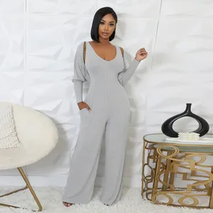 Ganzkörperansicht eines grauen Rippstrick-Jumpsuits mit passendem Bolero-Set.