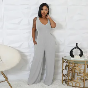 Detailansicht eines grauen ärmellosen Damen-Jumpsuits aus Rippstrick mit weitem Bein