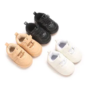 Vista dettagliata delle scarpe primi passi per neonati in nero, beige e bianco morbide