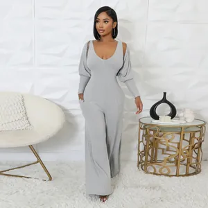 Detailansicht des grauen, gerippten zweiteiligen Jumpsuit-Sets mit passendem Schal.