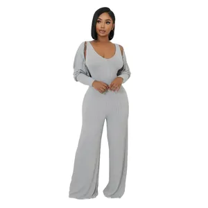 Detailansicht eines grauen, gerippten ärmellosen Overalls und passendem Bolero-Set