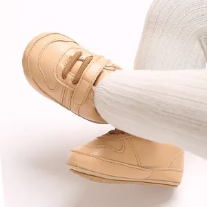 Vista ravvicinata dettagliata di scarpe primi passi beige per neonati con suola morbida