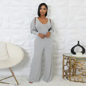 Detailansicht des grauen Damen-Jumpsuits aus Rippstrick mit passendem Langarm-Bolero