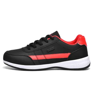 Vue latérale d'une basket de sport pour homme noire et rouge en cuir synthétique texturé
