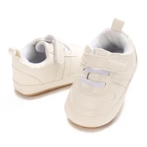 Dettaglio di scarpe da camminata per neonati color crema con suole morbide e velcro.