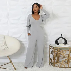 Ganzkörperansicht grauer gerippter Jumpsuit mit passendem Bolero in modernem Zimmer Set