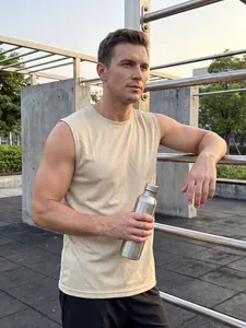 Atmungsaktives Mesh-Laufshirt für Herren in einer Outdoor-Fitnessumgebung im Freien