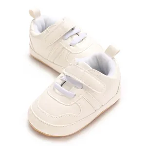 Dettaglio di scarpe primi passi bianche per neonati con suola morbida e chiusura a strappo